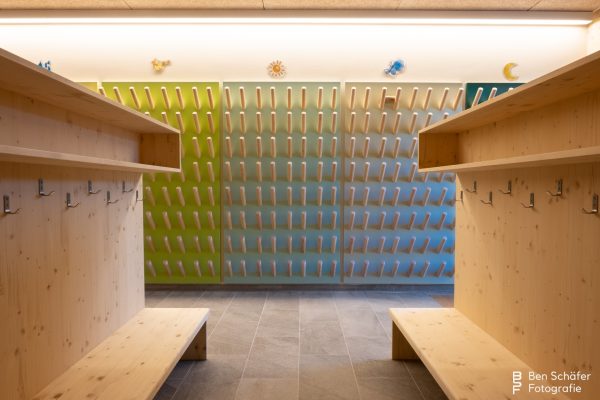 Holzhybridbau, Kita Untergrombach, Bauen mit Holz, Farbkonzept, wohngesunde Materialien, Garderobe, Stiefelwand, PIA Architekten, Ines Grübel, Gerhard Leicht